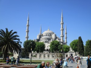 Blaue Moschee unter blauem Himmel