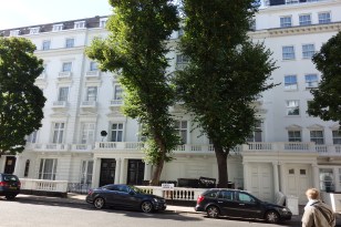 Gemalte Fenster und Tür